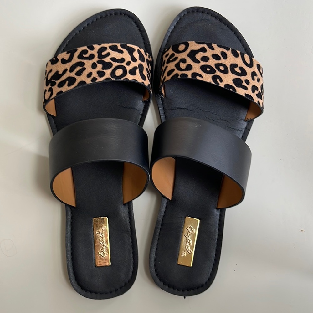 Super cute lepord and black sandals